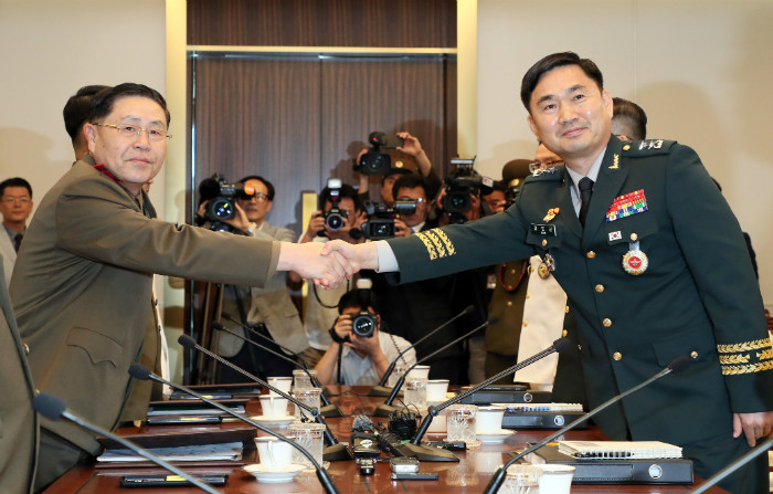 Trong cuộc hội đàm quân sự cấp tướng liên Triều đã diễn ra tại Ngôi nhà hòa bình nằm ở Bàn Môn Điếm vào sáng ngày 31/7, Thiếu tướng Kim Do-gyun (bên phải), đại biểu cấp cao Hàn Quốc và Trung tướng lục quân An Ik San, đại biểu cấp cao Bắc Triều Tiên đang bắt tay nhau. (Ảnh: Bộ Quốc phòng Hàn Quốc)
