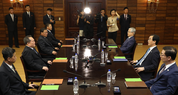 Đại biểu cấp cao Hàn Quốc Cho Myoung Gyon (thứ hai bên phải), Bộ trưởng Bộ Thống nhất Hàn Quốc và đại biểu cấp cao Bắc Triều Tiên Ri Son-gwon, Chủ tịch Ủy ban thống nhất hòa bình tổ quốc Bắc Triều Tiên đang nói chuyện với nhau tại cuộc hội đàm cấp cao liên Triều diễn ra tại Tongilgak (Thống Nhất Các) nằm ở khu vực phía Bắc của Bàn Môn Điếm vào ngày 13/8. (Ảnh: Đoàn phóng viên lấy tin chung)