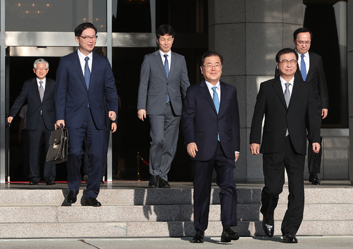 Hôm 5/9, đoàn đặc sứ tới thăm Bắc Triều Tiên của Hàn Quốc đã xuất phát đến Bình Nhưỡng. Từ bên trái sang là Thứ trưởng Bộ Thống nhất Hàn Quốc Chun Hae-Sung, Chánh Văn phòng theo dõi tình hình quốc gia của Phủ Tổng thống Hàn Quốc Yun Kun-young, Chánh Văn phòng an ninh quốc gia Phủ Tổng thống Hàn Quốc Chung Eui-yong, Giám đốc Cơ quan Tình báo Hàn Quốc Suh Hoon, Phó chánh Văn phòng thứ hai của Cơ quan Tình báo Hàn Quốc Kim Sang-gyun. (Ảnh: Jeon So-hyang, Bộ Văn hóa, Thể thao và Du lịch Hàn Quốc)