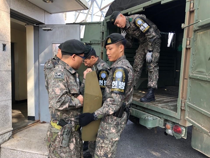 Các binh lính Hàn Quốc đang đưa những trang thiết bị phòng hộ lên xe quân sự tại Khu vực an ninh chung (JSA) nằm ở Bàn Môn Điếm vào ngày 25/10. (Ảnh: Bộ Quốc phòng Hàn Quốc)