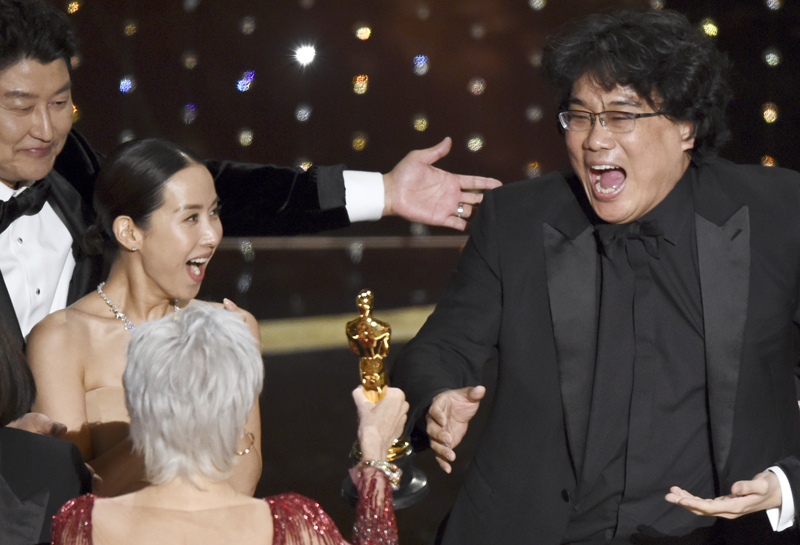 Bộ phim “Ký sinh trùng” của đạo diễn người Hàn Quốc Bong Joon-ho đã đoạt giải Phim truyện xuất sắc nhất tại lễ trao giải Oscar lần thứ 92 được tổ chức ở Nhà hát Dolby, Los Angeles (Mỹ) vào ngày 9-2 (theo giờ Mỹ). (Ảnh: Yonhap News)