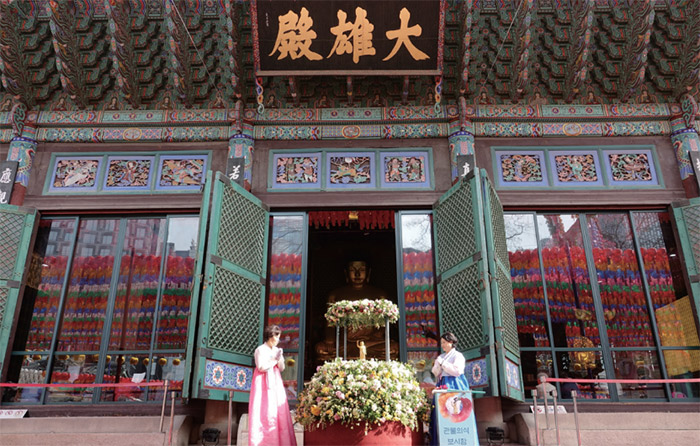 Sáng ngày 30/4/2019, 13 ngày trước khi đón mừng Đại lễ Phật Đản, nghi lễ tắm tượng Phật sơ sinh được thực hiện tại chùa Jogyesa, quận Jongno-gu, thành phố Seoul.