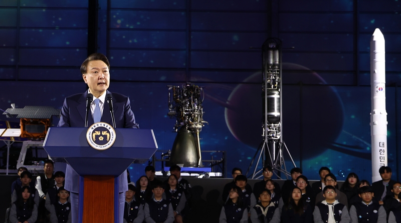Tổng thống Hàn Quốc Yoon Suk Yeol đã đọc diễn văn chúc mừng trong lễ khánh thành Cụm công nghiệp vũ trụ Hàn Quốc, diễn ra ở trụ sở của Tập đoàn Công nghiệp hàng không vũ trụ Hàn Quốc (KAI), thành phố Sacheon, tỉnh Gyeongsangnam-do vào ngày 13/3/2024. (Ảnh: Yonhap News)
