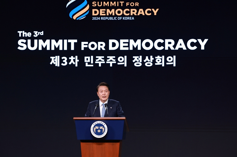 Tổng thống Hàn Quốc Yoon Suk Yeol đã có bài phát biểu trong cuộc họp cấp bộ trưởng thuộc Hội nghị thượng đỉnh dân chủ lần thứ 3 diễn ra ở khách sạn Silla, quận Jung-gu, thành phố Seoul vào ngày 18/3/2024. (Ảnh: Yonhap News)
