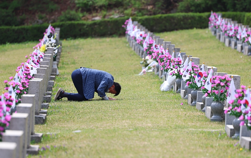 Hôm nay (19/4), nhân ngày kỷ niệm Cách mạng 19/4, một người đàn ông đã tìm đến Nghĩa trang Quốc gia 19/4 (April 19th National Cemetery) tại quận Gangbuk-gu, Seoul để thăm mộ anh trai của mình, và quỳ lạy trước ngôi mộ. (Ảnh: Yonhap News)
