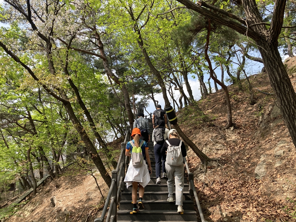 Những người tham gia chương trình đầu tiên năm nay do chi nhánh Bugaksan của Trung tâm du lịch leo núi Seoul (Seoul Hiking Tourism Center) thực hiện đã leo núi Bukgaksan vào ngày 12/4/2024. (Ảnh: Charles Audouin / Korea.net)
