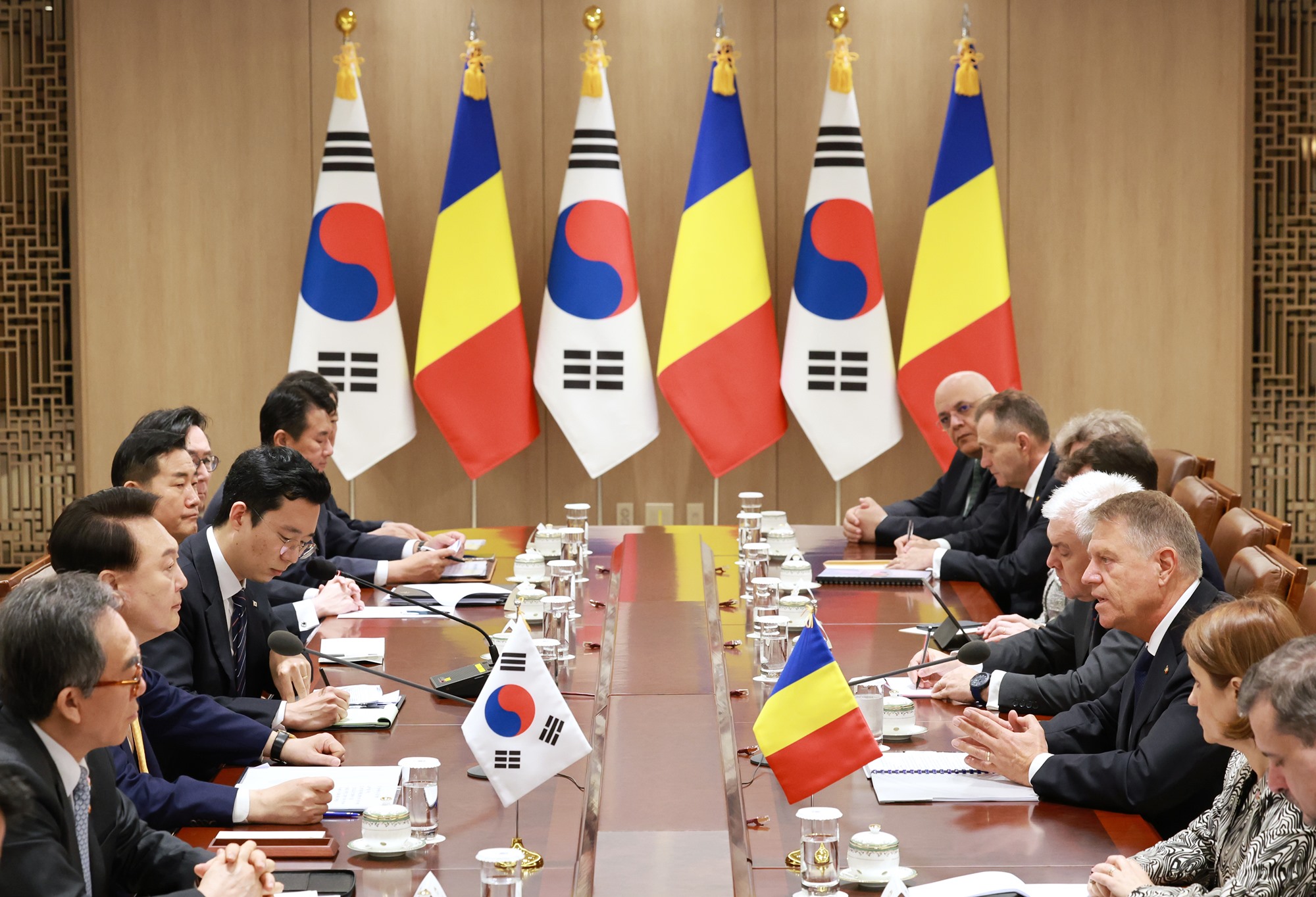 Tổng thống Hàn Quốc Yoon Suk Yeol đã tổ chức cuộc hội đàm thượng đỉnh với Tổng thống Romania Klaus Werner Iohannis tại trụ sở của Văn phòng Tổng thống Hàn Quốc, quận Yongsan-gu, thành phố Seoul vào ngày 23/4/2024. (Ảnh: Yonhap News)