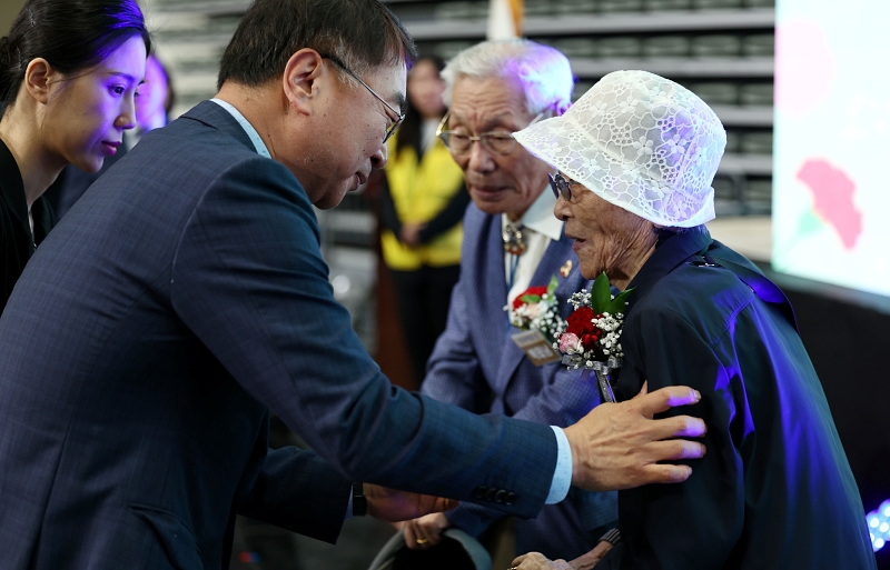 Ngày 8/5/2024, Phó Thị trưởng hành chính thứ nhất Chính quyền thành phố Seoul ông Kim Sang-han đã trực tiếp cài hoa cẩm chướng lên ngực những bậc cha mẹ lớn tuổi trong buổi lễ kỷ niệm Ngày Cha Mẹ thành phố Seoul lần thứ 52, diễn ra ở sân vận động Jangchung, quận Jung-gu, thành phố Seoul. 