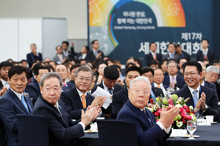 Vào ngày 23/10, Tổng thống Hàn Quốc Moon Jae-in (thứ ba bên trái) và những người tham gia đang vỗ tay hoan nghênh nhau tại lễ khai mạc của ‘Hội nghị doanh nhân Hàn kiều thế giới (The World Korean Business Convention)’ lần thứ 17 đã được tổ chức ở Trung tâm hội nghị Songdo Convensia, thành phố Incheon. (Ảnh: Nhà Xanh)