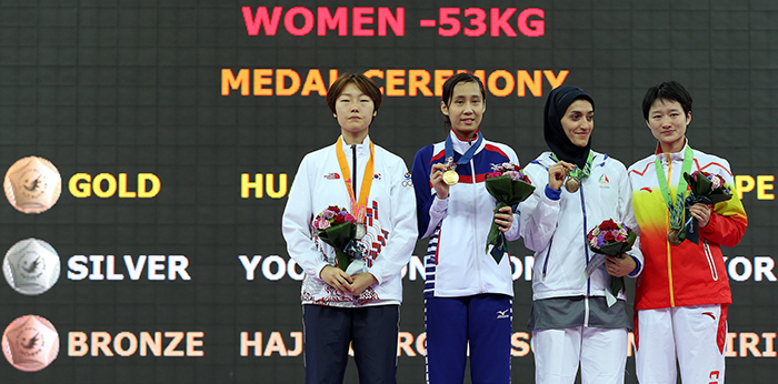 인천 아시아경기대회 태권도 여자 -53kg급 메달리스트들이 30일 시상대에 올라 포즈를 취하고 있다.