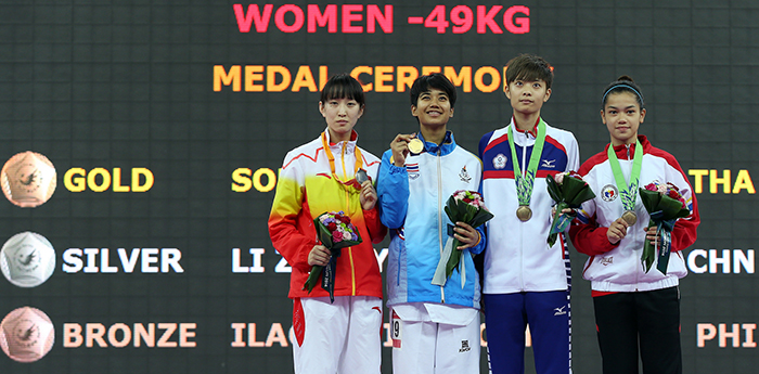 인천 아시아경기대회 태권도 여자 -49kg급 메달리스트들이 30일 시상대에 올라 포즈를 취하고 있다. 