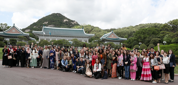 Các phóng viên danh dự của Korea.net đã chụp ảnh kỷ niệm trong chuyến tham quan Nhà Xanh được tiến hành vào ngày 20/5 vừa qua. 74 phóng viên danh dự đến từ 32 quốc gia và 25 Youtuber đã tham gia sự kiện này. (Ảnh: Phóng viên Jeon Han)