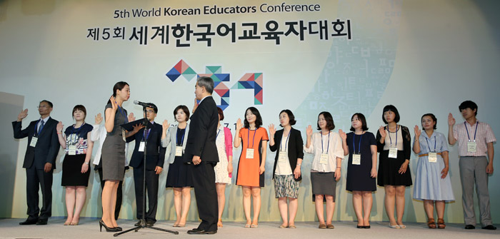 새롭게 13개국 14개소에 파견되는 한국어 교원들이 발대식이 열린 8일 유진룡 문화체육관광부 장관(앞줄 오른쪽)에게 선서를 하고 있다. (사진: 전한 기자)