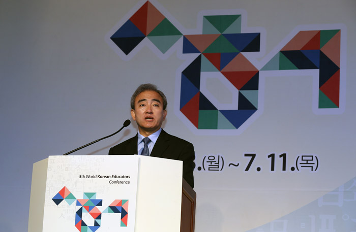 유진룡 문화체육관광부 장관이 8일 ‘제5회 세계한국어교육자대회’ 개막식에 참석해 축사를 하고 있다. (사진: 전한 기자)