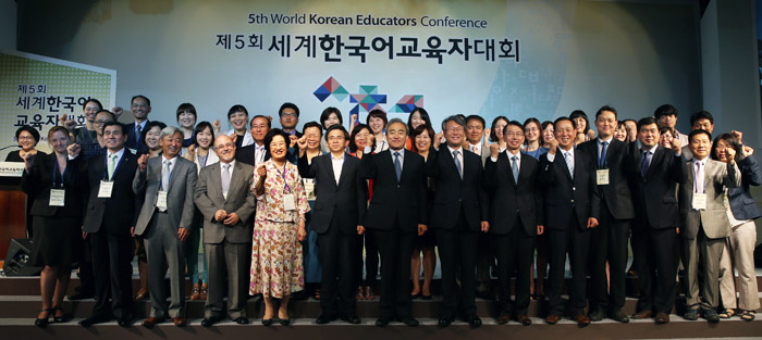 ‘제5회 세계한국어교육자대회’ 개막식이 열린 8일 신규 지정 세종학당 관계자와 파견 교원들이 기념촬영을 하고 있다. (사진: 전한 기자)