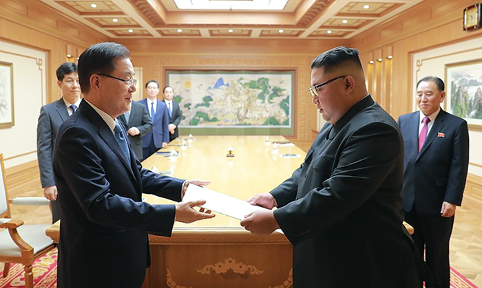 Chánh Văn phòng an ninh quốc gia Phủ Tổng thống Hàn Quốc Chung Eui-yong đang chuyển thư viết tay của Tổng thống Hàn Quốc Moon Jae-in cho Chủ tịch Ủy ban Quốc vụ Bắc Triều Tiên Kim Jong Un tại Bình Nhưỡng, Bắc Triều Tiên vào ngày 5/9. (Ảnh: Nhà Xanh)