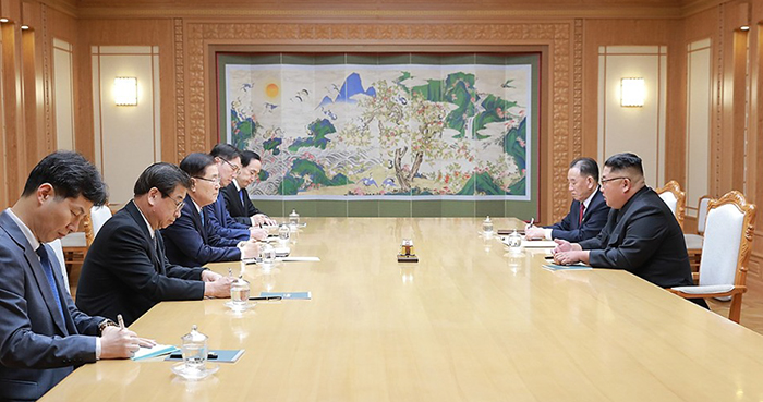 Đoàn đặc sứ Hàn Quốc tới thăm Bắc Triều Tiên của Tổng thống Hàn Quốc Moon Jae-in đã đặt chân đến Bình Nhưỡng vào ngày 5/9. Hình ảnh này là đoàn đặc sứ Hàn Quốc đang thảo luận với Chủ tịch Ủy ban Quốc vụ Bắc Triều Tiên Kim Jong Un về lịch trình hội nghị thượng đỉnh liên Triều lần thứ 3, sự tiến triển của mối quan hệ liên Triều và phương án để thực hiện phi hạt nhân hóa. (Ảnh: Nhà Xanh)