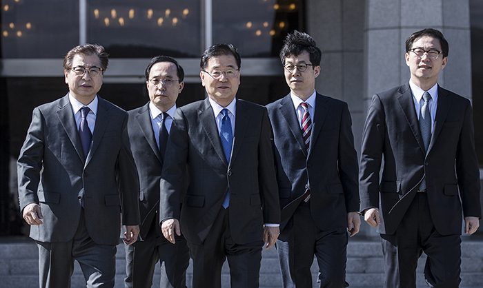 Hình ảnh này là đoàn đặc sứ Hàn Quốc tới thăm Bắc Triều Tiên vào tháng 3 vừa qua. Từ bên trái sang là Giám đốc Cơ quan Tình báo Hàn Quốc Suh Hoon, Phó chánh Văn phòng thứ hai của Cơ quan Tình báo Hàn Quốc Kim Sang-gyun, Chánh Văn phòng an ninh quốc gia Phủ Tổng thống Hàn Quốc Chung Eui-yong, Chánh Văn phòng theo dõi tình hình quốc gia của Phủ Tổng thống Hàn Quốc Yun Kun-young và Thứ trưởng Bộ Thống nhất Hàn Quốc Chun Hae-Sung. (Ảnh: Nhà Xanh)
