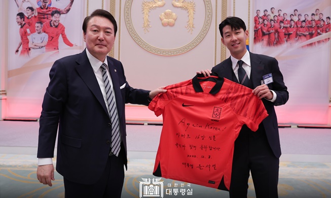 Vợ chồng Tổng thống Hàn Quốc mở tiệc chào mừng đội tuyển bóng đá quốc gia
