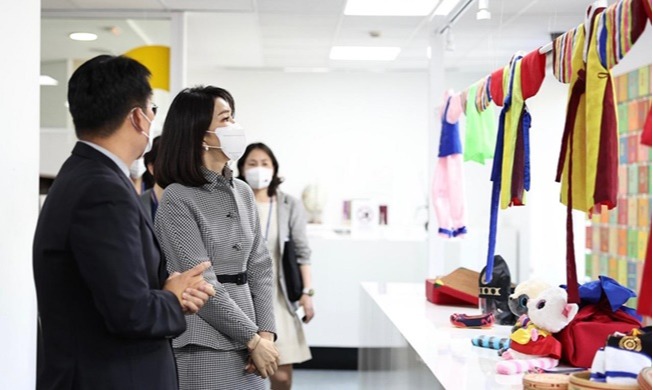 Đệ nhất phu nhân Hàn Quốc ca ngợi nỗ lực của Trung tâm Văn hóa Hà...
