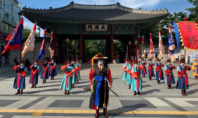Lễ đổi gác của cảnh vệ hoàng gia tại Cung điện Deoksugung được tổ chức trở lại sau 8 tháng