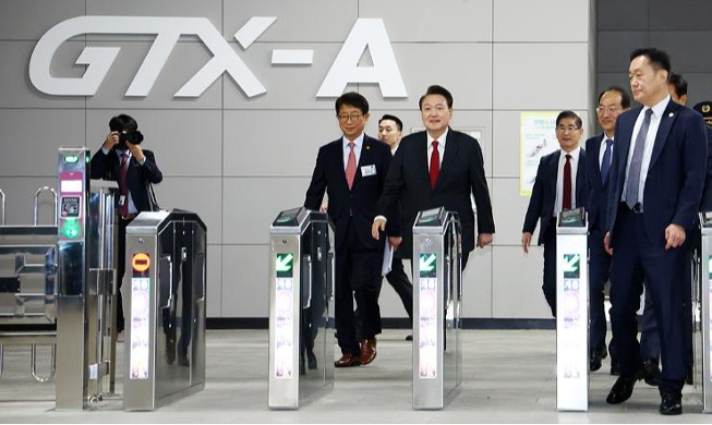 Tổng thống Hàn Quốc đi thử tàu GTX-A