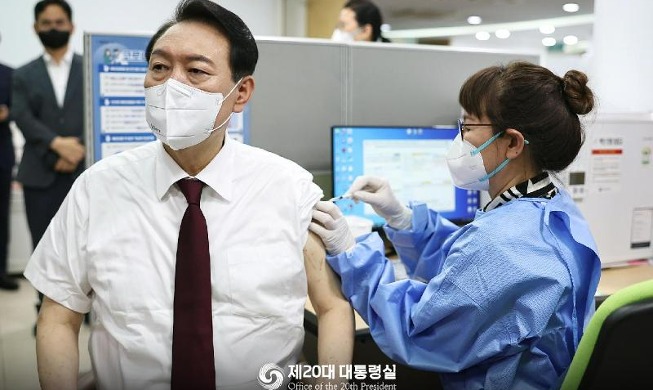 Tổng thống Yoon tiêm mũi vaccine Covid-19 thứ 4, kêu gọi người dân đi tiêm chủng