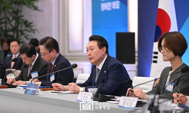 Tổng thống Yoon Suk Yeol chủ trì phiên họp đầu tiên của Hội nghi thượng đỉnh vì Dân chủ lần thứ hai