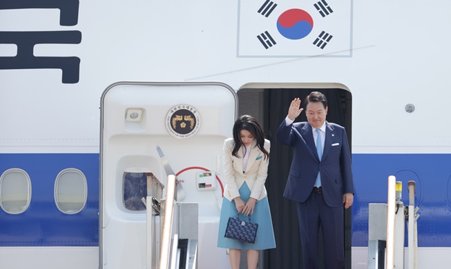 Tổng thống Hàn Quốc bắt đầu chuyến công du tới Pháp và Việt Nam