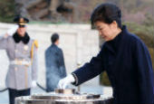 Tổng thống Park Geun Hye thăm Nghĩa trang Quốc gia đầu năm Giáp Ngọ