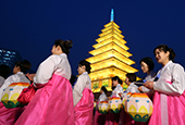  Quảng trường Gwanghwamun, đèn lồng hoa sen được thắp sáng mừng Lễ Phật Đản