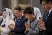 Tổng thống Park lặp lại lời xin lỗi trong cuộc gặp các gia đình có người thân thiệt mạng trong vụ chìm phà Sewol