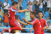 Đội tuyển bóng đá CHDCND Triều Tiên và đội tuyển bóng đá Việt Nam giành thắng lợi đầu tiên ở ASIAD 17