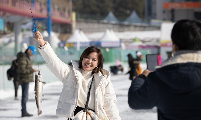 Phóng viên nước ngoài của Korea.net tham gia trải nghiệm Lễ hội câu cá hồi Masu Hwacheon
