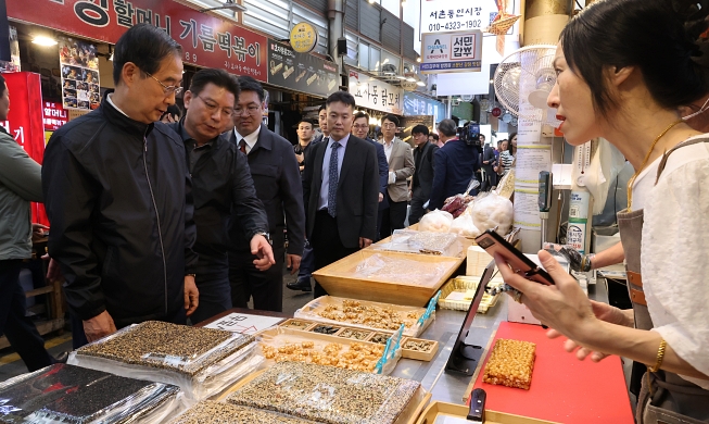 Thủ tướng Hàn Quốc đến thăm chợ Tongin