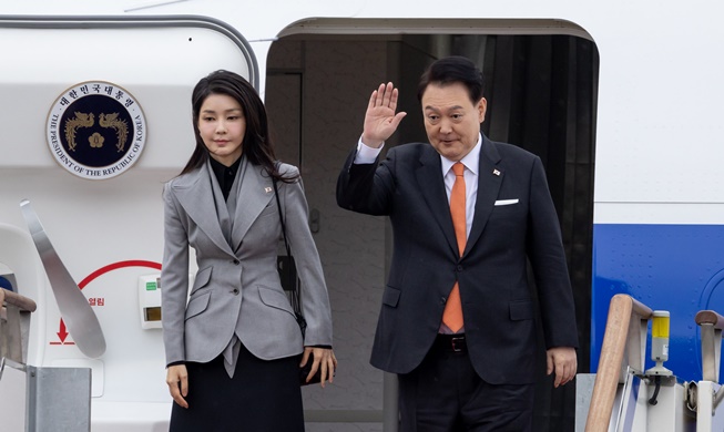 Vợ chồng Tổng thống Hàn Quốc lên đường sang Hà Lan