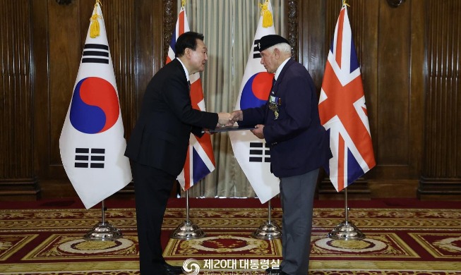 Tổng thống Hàn Quốc trao huân chương cho cựu chiến binh người Anh...