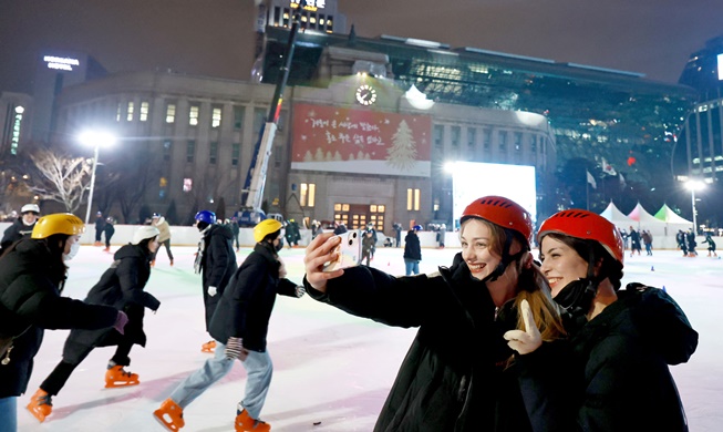Mở lại sân trượt băng Seoul Plaza sau thời gian dài đóng cửa do dịch bệnh