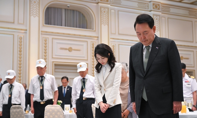 Vợ chồng Tổng thống Hàn Quốc gặp gỡ những anh hùng có công với đất nước