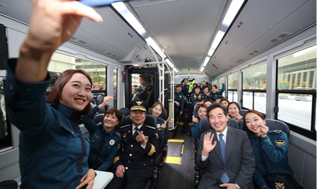 Xe buýt điện hydro đầu tiên chở cảnh sát Hàn Quốc đã tiết lộ