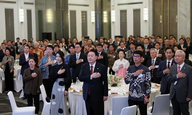 Vợ chồng Tổng thống Hàn Quốc gặp gỡ các kiều bào Hàn Quốc tại Indonesia