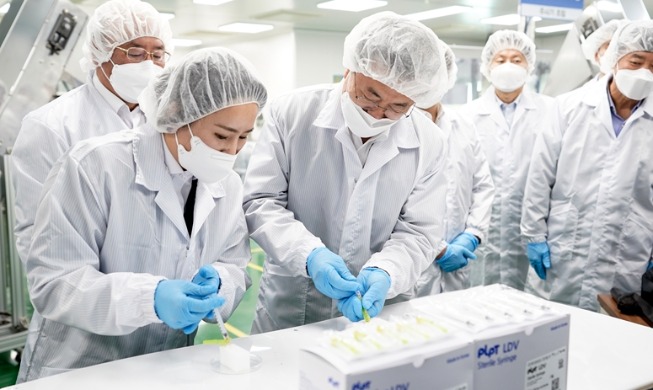 Tổng thống Moon Jae-in thăm nhà máy sản xuất bơm tiêm chuyên dụng cho vắc xin Covid-19