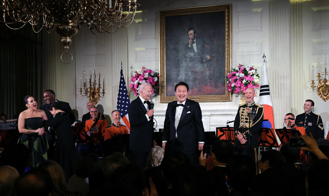 NYT chọn Tổng thống Hàn Quốc và NewJeans là 71 nhân vật phong cách nhất năm
