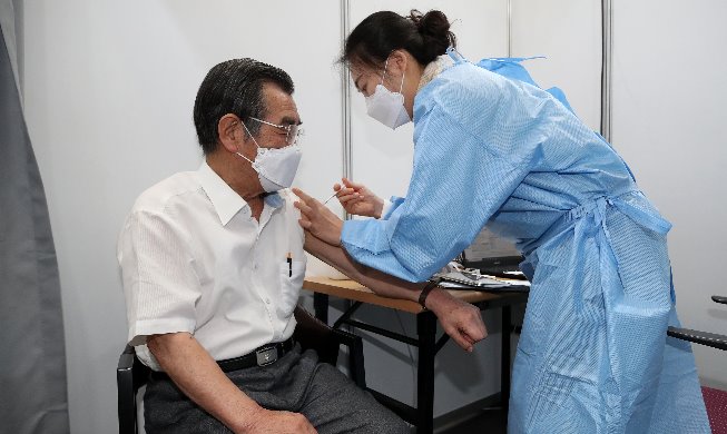 Hàn Quốc: 1 triệu người được tiêm mũi vắc xin Covid-19 đầu tiên