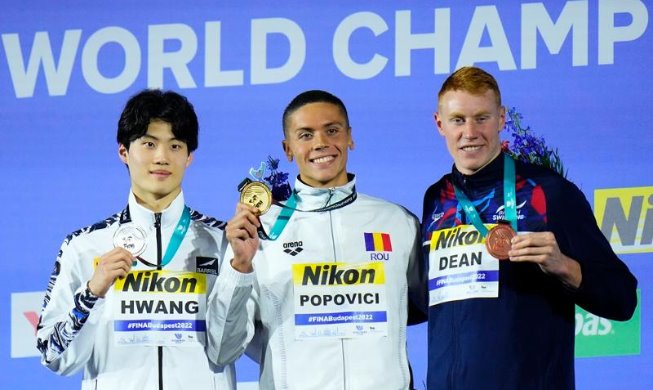 VĐV bơi lội Hwang Sun-woo giành huy chương bạc tại giải vô địch thế giới năm 2022
