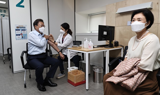 Vợ chồng Tổng thống Moon Jae-in được tiêm mũi thứ ba bằng vắc xin Pfizer