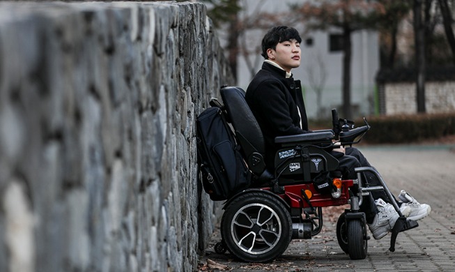 Phỏng vấn người mẫu xe lăn đầu tiên Hàn Quốc: “Khuyết tật khiến tôi trở nên độc nhất vô nhị”