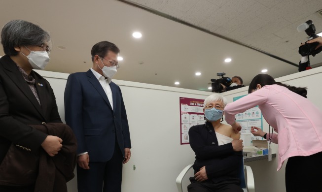 Hàn Quốc chính thức bắt đầu chương trình tiêm chủng vắc xin Covid-19 trên toàn quốc