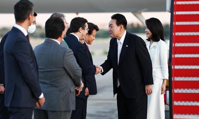 Tổng thống Yoon Suk Yeol đặt chân đến Madrid, sẽ gặp gỡ các nhà l...