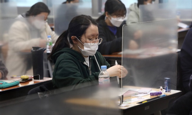Hàn Quốc tổ chức kỳ thi tuyển sinh đại học 2021 với các biện pháp chống dịch Covid-19